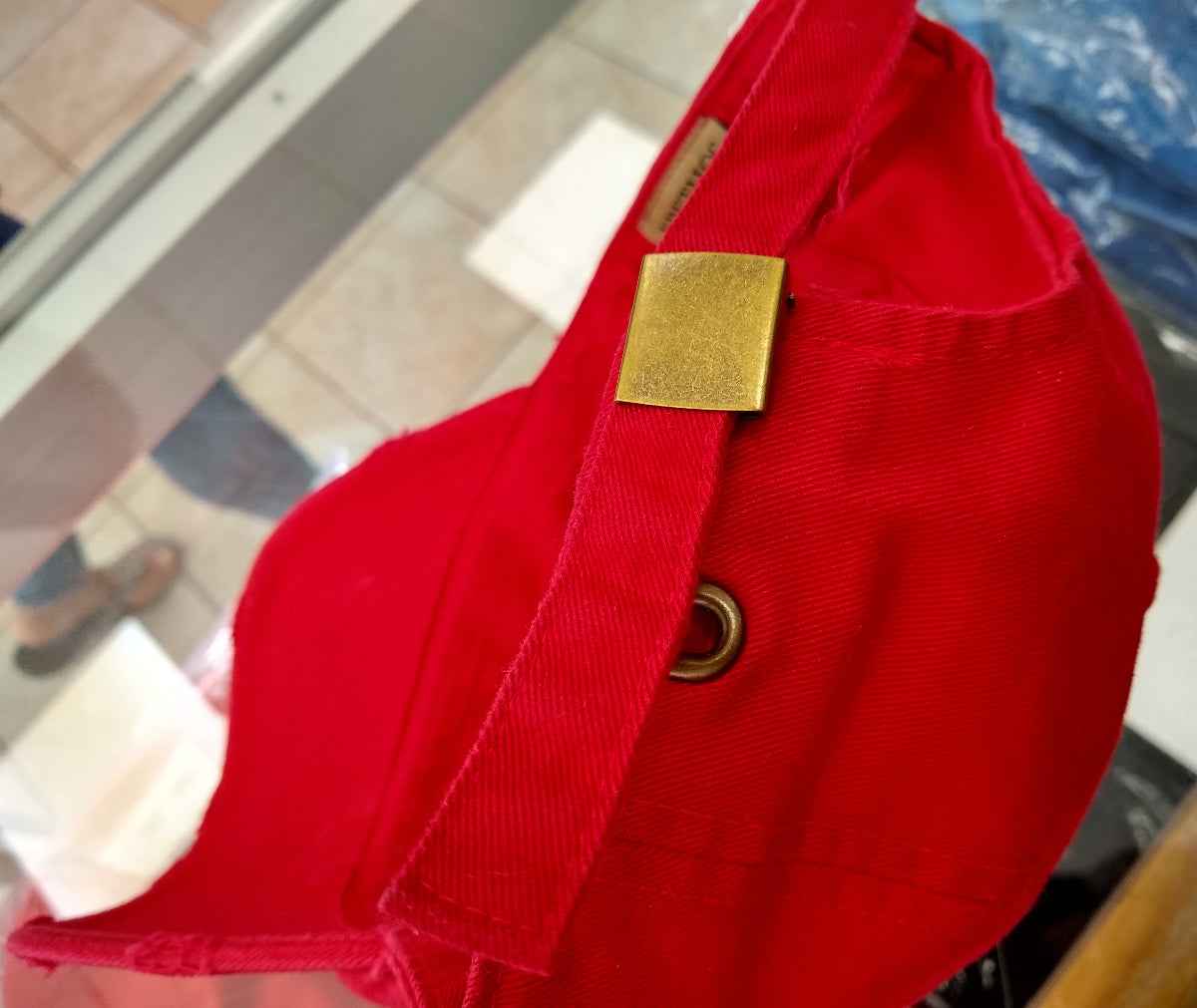 De lo mio embroidered  Logo Vintage Hat (Red / Full Color)
